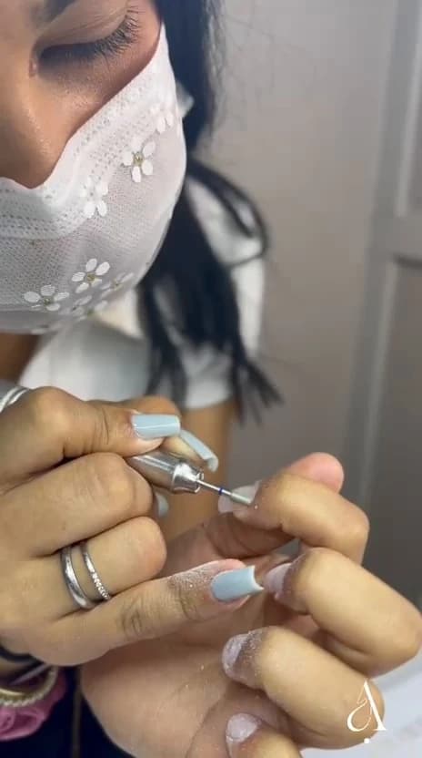 Trabalho real de unhas de gel em atendimento Aurora Studio